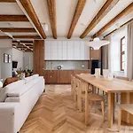 Modern Apartment In The Heart Of The Old Town